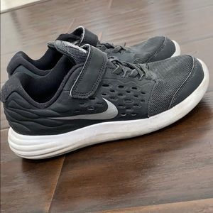 Nike Boys Shoe - Size 2Y - black Lunarstelos